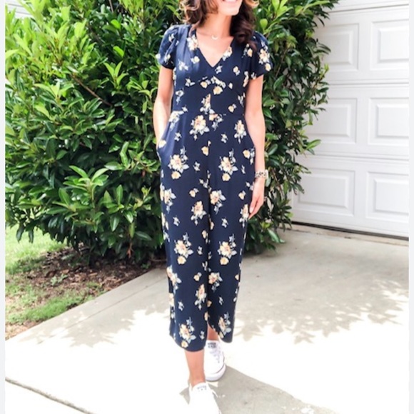 Abercrombie & Fitch Navy Blue Floral V-neck Open Back Short Sleeve Jumpsuit S - Picture 1 of 6